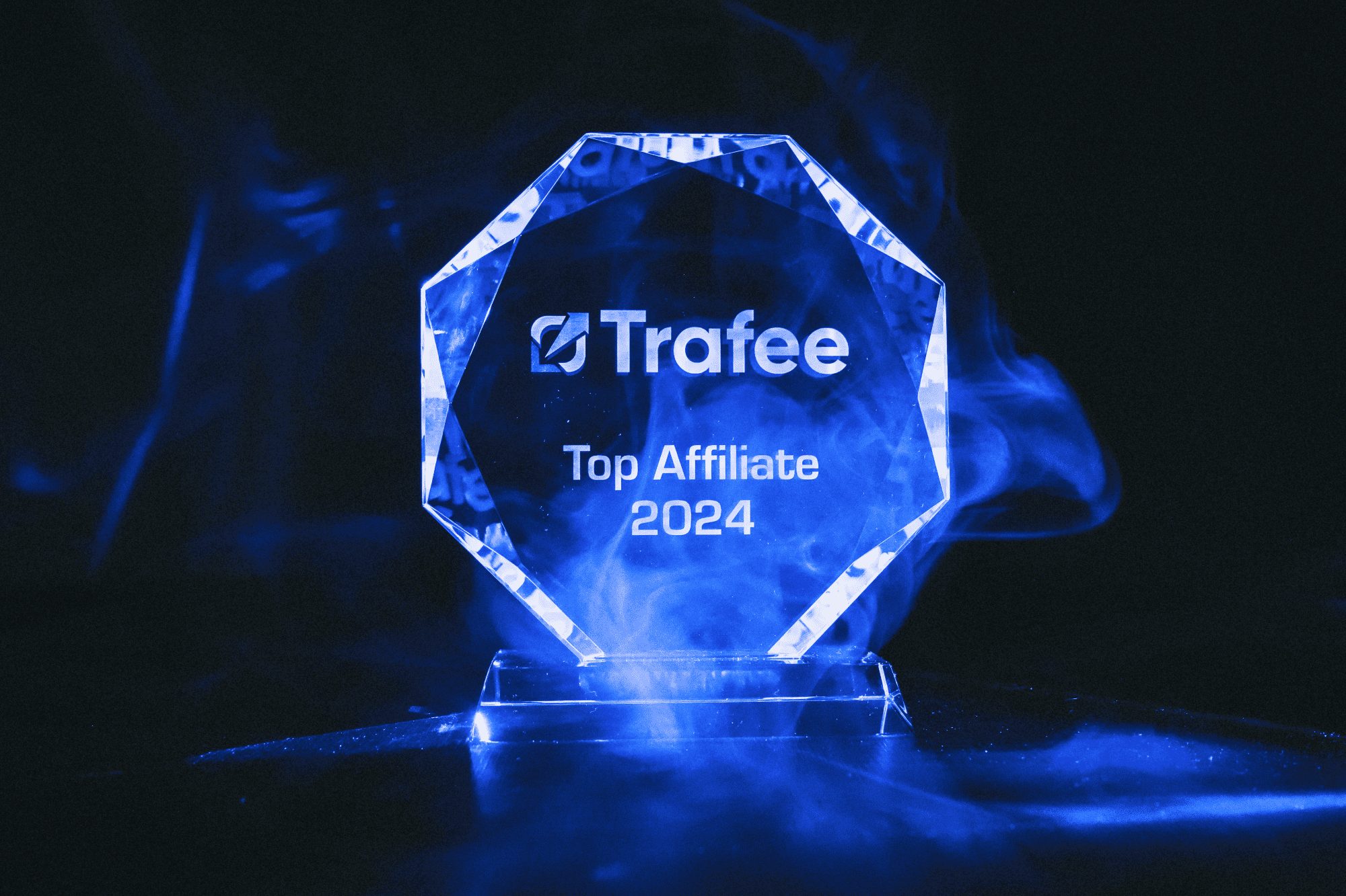 Trafee вручает кубок лучшему партнеру 2024 года